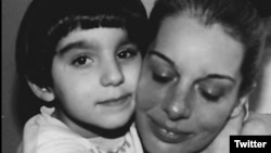 سام رجبی در دوران کودکی در آغوش مادرش لیلا هوشمند افشار - تصویر منتشرشده در توئیتر کتایون رجبی