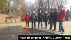 Жители Алматы, пришедшие почтить память погибших в пожаре в Астане пяти детей одной семьи. 8 марта 2019 года.