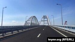 Керченський міст сполучає Росію з окупованим нею Кримом