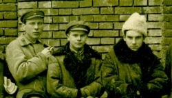 Міхась Лынькоў, Янка Відук (Скрыган) і Ілары Барашка на 1-м Усебеларускім зьезьдзе “Маладняка”. 25 – 29 лістапада 1925 г. З фондаў БДАМЛМ