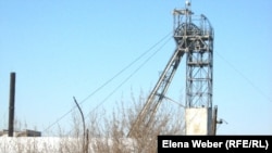 Возле угольной шахты в Карагандинской области