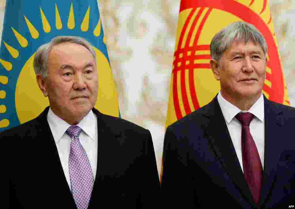 Нурсултан Назарбаев и Алмазбек Атамбаев на саммите Содружества Независимых Государств (СНГ) в Минске. 10 октября 2014 года.