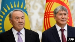 Nursultan Nazarbayev (solda) və Almazbek Atambayev 