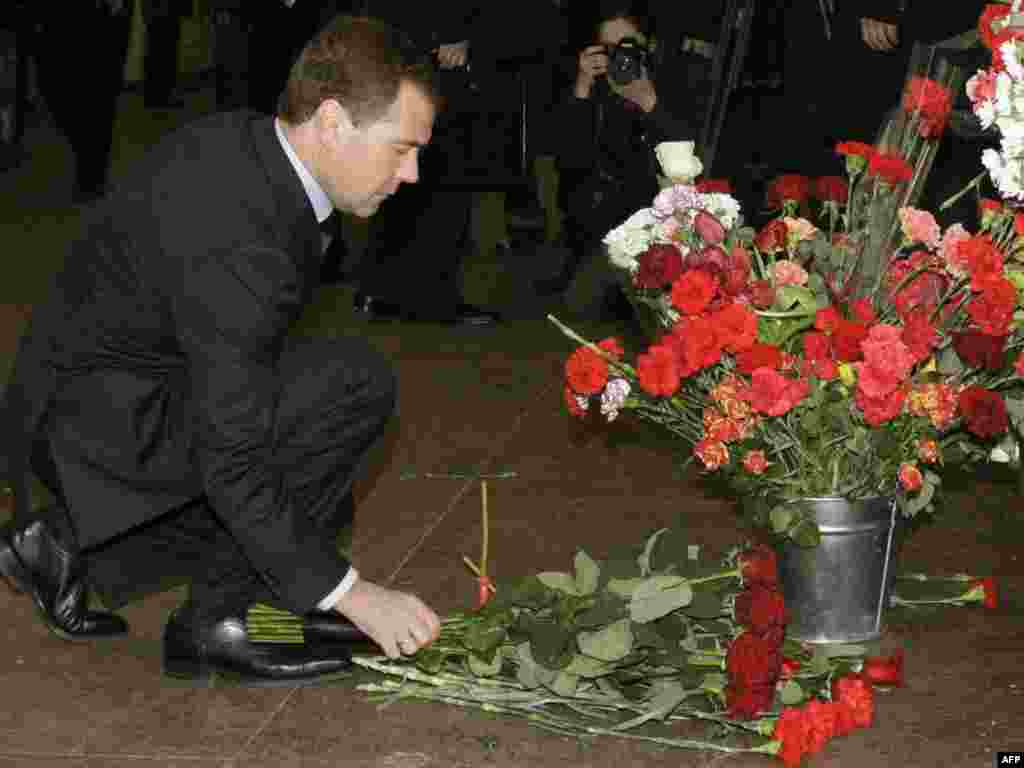 Predsjednik Medvedev položio je cvijeće na metro stanici Lubyanka