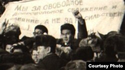 1986 жылы желтоқсанда Алматыдағы Брежнев алаңына шеруге шыққандар. Алматының орталық мемлекеттік мұрағатындағы сурет.