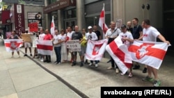 Акция протеста в Нью-Йорке у консульства Беларуси