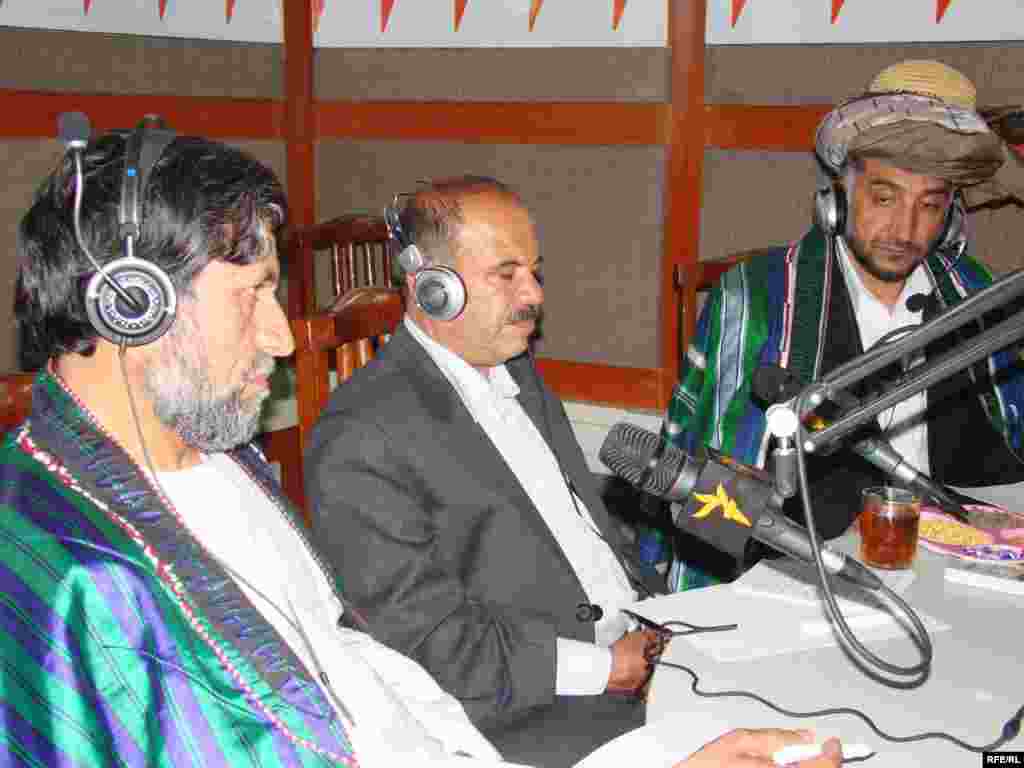 څو تنه کاندیدان د ازادۍ راډیو په یو انتخاباتي بحث کې د اوریدونکیو پوښتنې ځوابوي