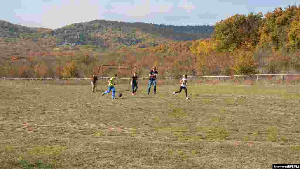 Küçük sport meydançığında mini futbol oynamağa mümkün