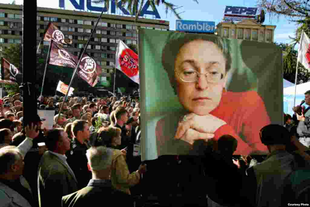 Russia - Photo exibition of Dmitry Borko in RFE/RL office, Prague. The gathering in Moscow on the day of Politkovskaya's killing. 7 October 2006. - 8 üktäberdä Mäskäwdä Politkovskayanı iskä alırğa yözlägän keşe çıqtı. Anıñ Çeçnä suğışın qurıqmıyça yaqtırtuın bar dönya belä ide. Dönyanıñ küp şähärlärendä matäm çaralarında şämnär yandırıldı. (azatlıq)