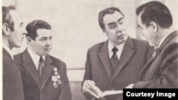 Мидхат Шакиров (крайний справа) и Леонид Брежнев