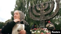 Дора Шкурович у мемориала в Бабьем Яре вспоминает своих близких, расстрелянных в 1941 году