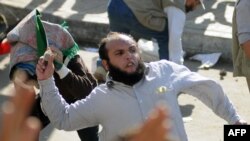 Столкновения противников и сторонников президента Египта Мухаммеда Мурси в Александрии, 23 ноября 2012 года. 