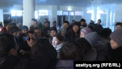 Многодетные матери после встречи с представителями властей в фойе концертного зала. Астана, 6 февраля 2019 года.
