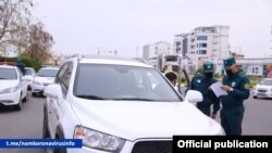 Сотрудники МВД Узбекистана проверяют автомобили граждан.