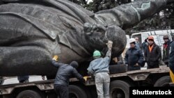 Ілюстраційне фото. Демонтаж пам'ятника Леніну в Запоріжжі в рамках декомунізації. 17 березня 2016 року