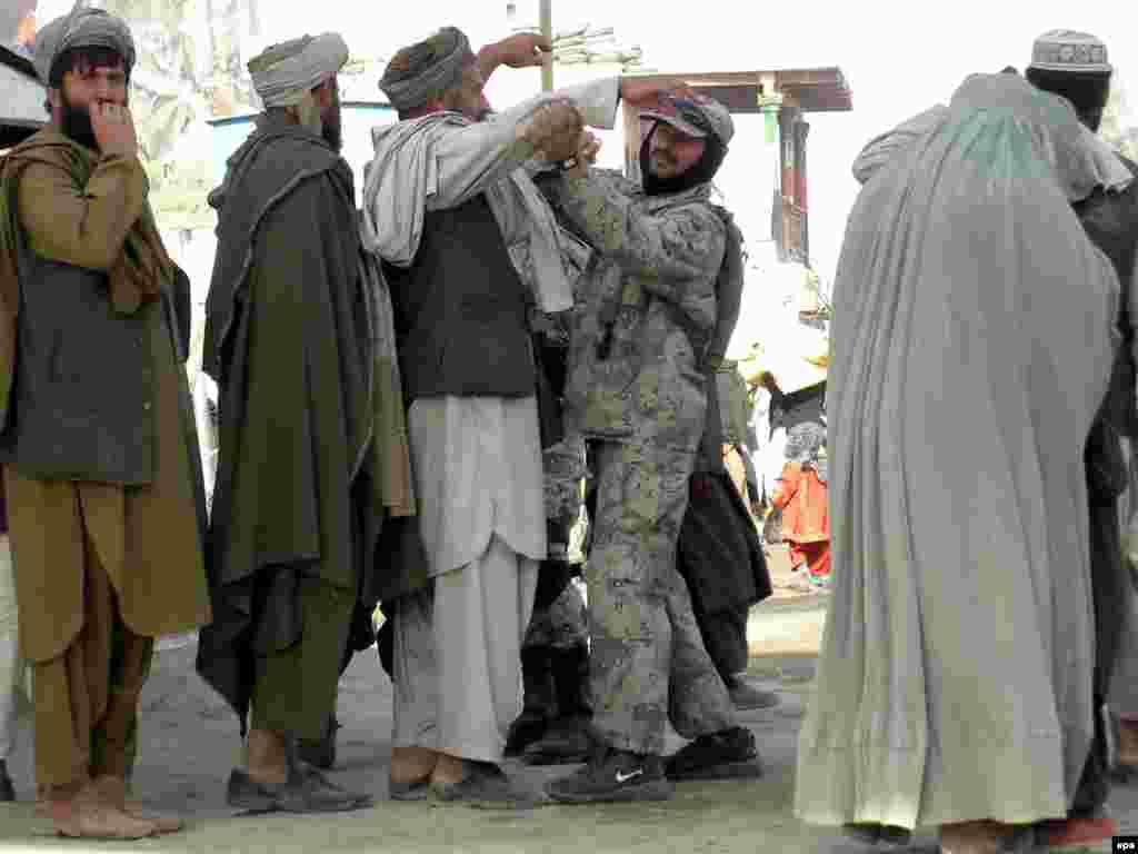 Авганистански граничари контролираат патници од Пакистан