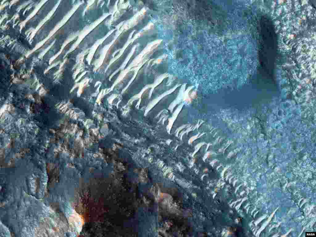 Прыгожыя карэнныя пароды і дзюны ў даліне Арэс NASA/JPL/University of Arizona