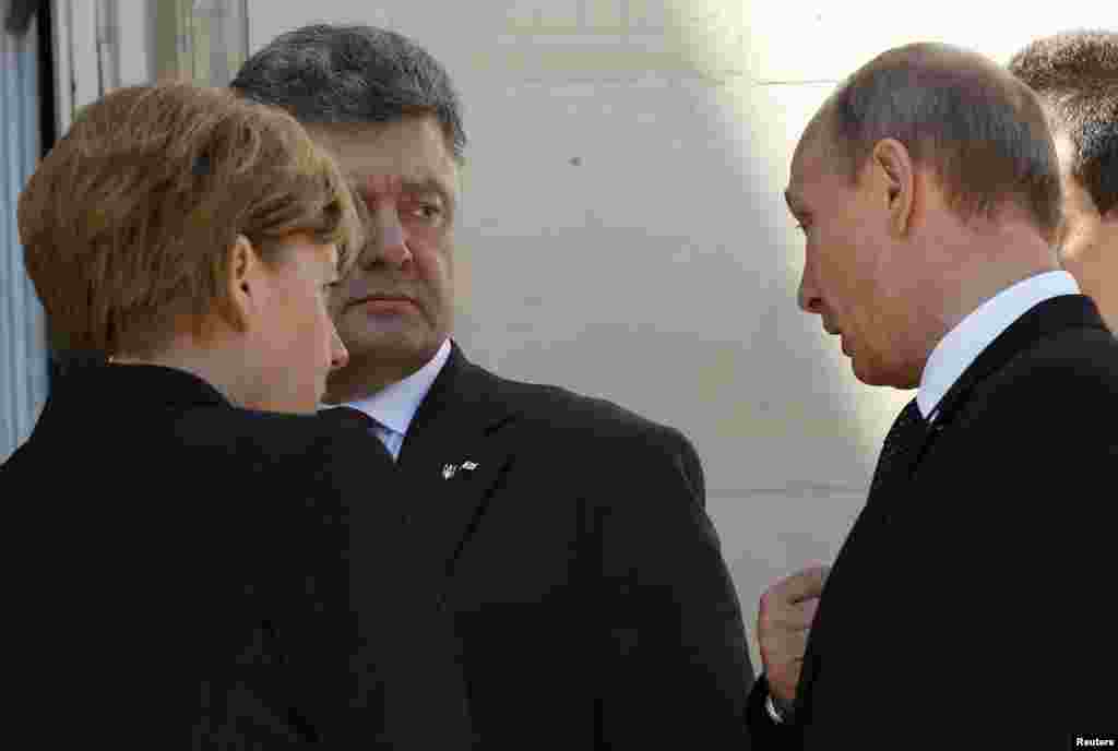 Президенти України і Росії Петро Порошенко (ліворуч) і Володимир Путін та канцлер Німеччини Анґела Меркель у Нормандії, 6 червня 2014 року