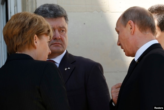 Зліва направо: канцлер Німеччини Ангела Меркель, президент України Петро Порошенко і президент Росії Володимир Путін, Франція, 6 червня 2014 року
