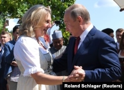 Președintele Vladimir Putin, la nunta lui Karin Kneissl, ministrul de externe austriac. Mai mulți fosti cancelari și înalți demnitari din Austria au lucrat pentru diverse companii rusești. Chiar Kneissl a fost în consiliul de supraveghere la Rosneft și a scris articole pentru Russia Today.