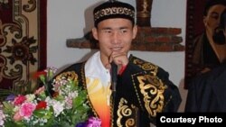 Боксер Канат Ислам в казахском национальном костюме.