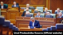 Novi predsednik Kosova potpisuje zakletvu u Parlamentu