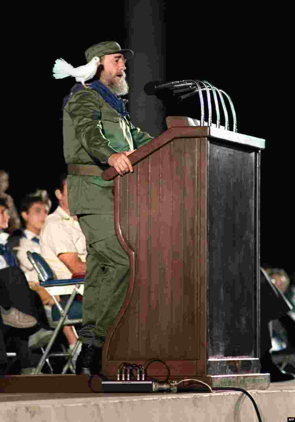 A dove rests on Castro&#39;s shoulders as he addresses Cuban youth in 1989 during celebrations marking the 30th anniversary of the country&#39;s communist revolution.&nbsp;