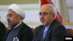 Eron Tashqi ishlar vaziri Javod Zarif (o‘ngda) mamlakat prezidenti Hasan Ruhoniy bilan birgan.