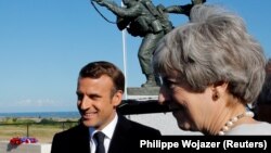 Președintele francez Emmanuel Macron și premierul britanic Theresa May la Ver-Sur-Mer, Franța, 6 iunie 2019 
