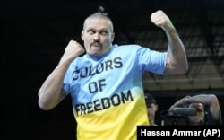 На синьо-жовтній футболці Олександра Усика напис англійською «Кольори свободи»
