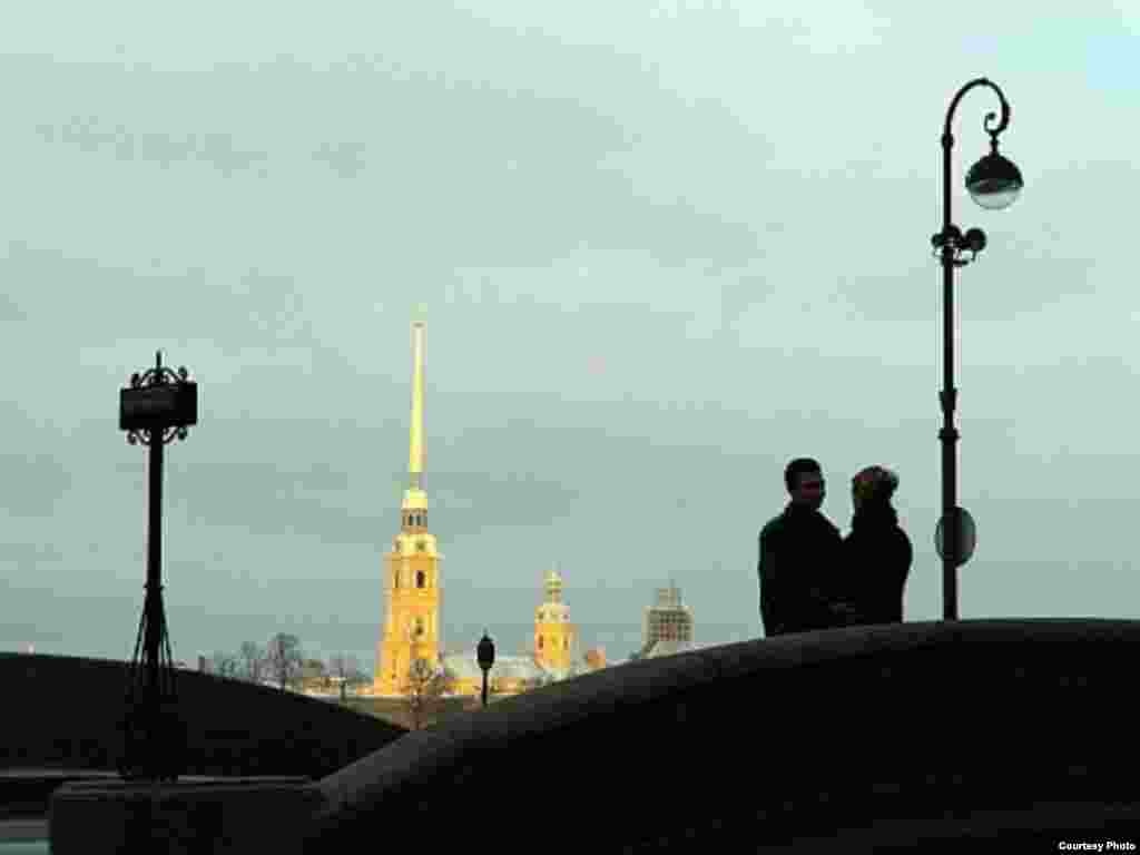 Photo: Alexander Belenky, "The St. Petersburg Times" - A bridge across the Neva and the Peter and Paul Fortress