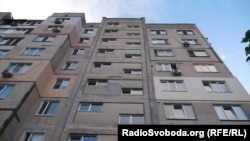 Наталія Якубова зареєстрована у квартирі у цьому будинку в спальному районі Києва, а квартиру на вулиці Шовковичній орендує