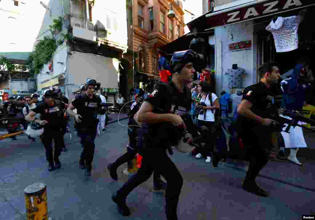 Власти Стамбула запрещают проводить гей-парад третий год подряд. В&nbsp;2014 году акция была разрешена, в&nbsp;ней приняли участие десятки тысяч людей