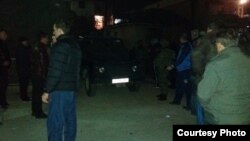 Граѓани пред домот на началникот на СВР Куманово Стојанче Величковиќ каде специјалци вршеа претрес.
