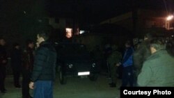Граѓани пред домот на началникот на СВР Куманово Стојанче Величковиќ каде специјалци вршат претрес.