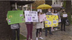 Protest roditelja u Budvi