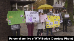Roditeljima i djeci nije omogućena sloboda izbora, poručeno je sa protesta roditelja u Budvi, 25 oktobra 2020.