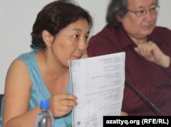 Айжангуль Амирова (справа), оппозиционная активистка, Болат Атабаев, режиссер и оппозиционный деятель, на пресс-конференции о ситуации с бастующими нефтяниками. Алматы, 7 июня 2011 года.
