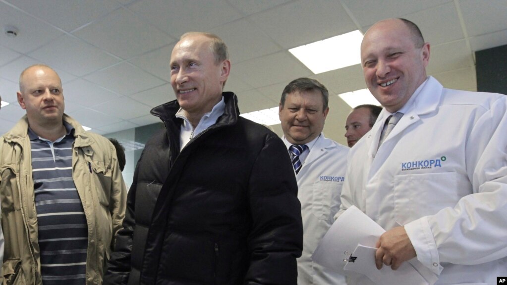 Президент России Владимир Путин и Евгений Пригожин(справа) на предприятии по производству школьного питания (архивное фото)