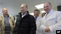 Президент России Владимир Путин и Евгений Пригожин (справа) на предприятии по производству школьного питания (архивное фото)
