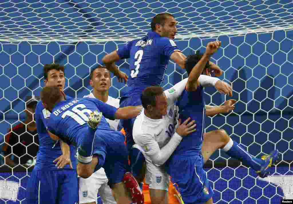 Во время матча между командами Италии (в синем) и Англии. Амазония, 14 июня 2014 года.