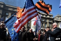 Воислав Шешель. Ритуальное сожжение флага США. Белград, 24 марта