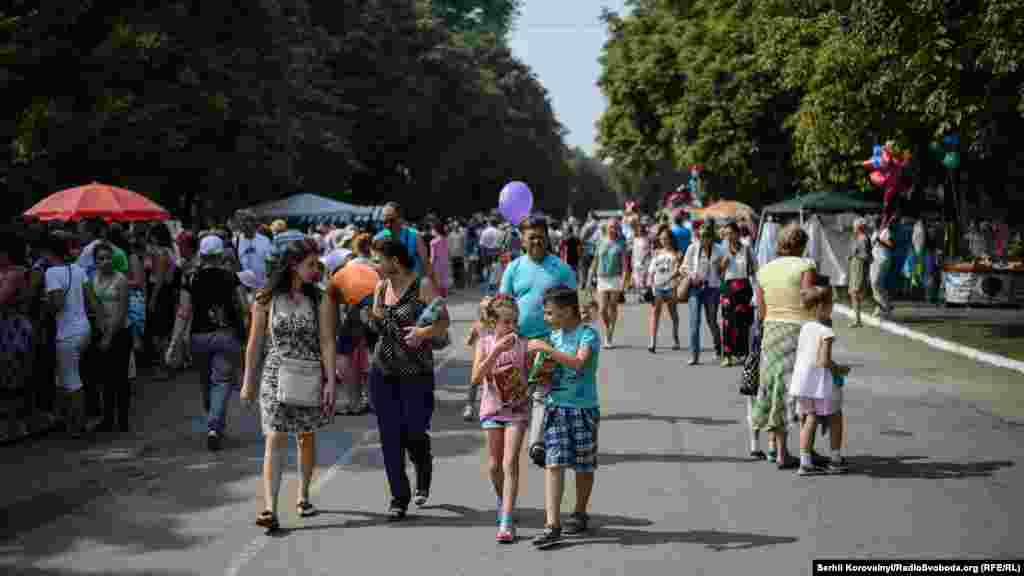 Фестивальне життя вирує на головній вулиці селища