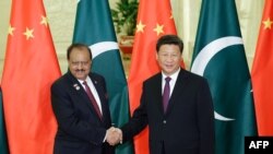 Pakistanyň prezidenti Mamnun Hüseýin (çepde) we Hytaýyň prezidenti Sin Jinping.