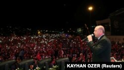 Թուրքիայի նախագահ Ռեջեփ Էրդողանը Ստամբուլում ելույթ է ունենում 2016-ի հեղաշրջման փորձի երկրորդ տարելիցին նվիրված արարողության ժամանակ, 15-ը հուլիսի, 2018թ․