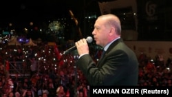 Türkiýäniň prezidenti Rejep Taýyp Erdogan goldawçylarynyň öňünde söz sözleýär, 15-nji iýul, 2018