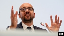 نخست‌وزیر بلژیک، در حال تشریح تصمیم شورای امنیت ملی برای خبرنگاران