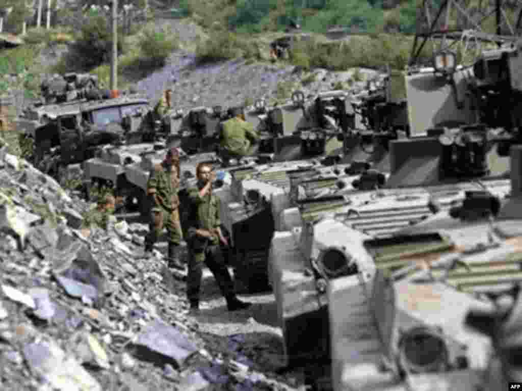 Колонна боевой техники войск Грузии, захваченной вооруженными силами РФ в время конфликта, граница России и Южной осетии, 20 августа 2008