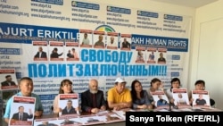 Группа активистов на пресс-конференции в офисе организации «Атажұрт еріктілері». Нур-Султан, 5 августа 2019 года.