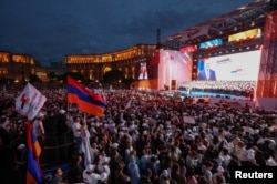 Mbështetësit e partisë opozitare Armenia e Fortë tubohen në kryeqytet, Jerevan.